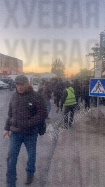 агенты кремля кидались покрышками в ТЦК, ТЦК отвечало фекальными массами коими было богато смотреть онлайн