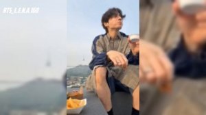 Перекус с Чонгуком на крыше...Ещё раз сегодня пришёл на Weverse live 30.10.2025