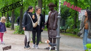 Девушка тронула памятник, после чего ей понадобилась помощь окружающих.