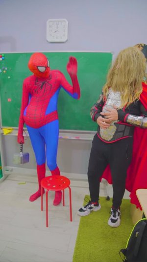 Кто самый сильный супергерой: Человек-паук и его тупой клон!