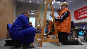 В белоярском «Добро.Центре» появился станок для плетения маскировочных сетей