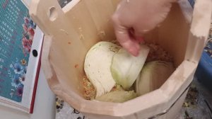 ВОТ И КАДКА ПРИГОДИЛАСЬ, СОЛИМ КАПУСТУ НА ЗИМУ