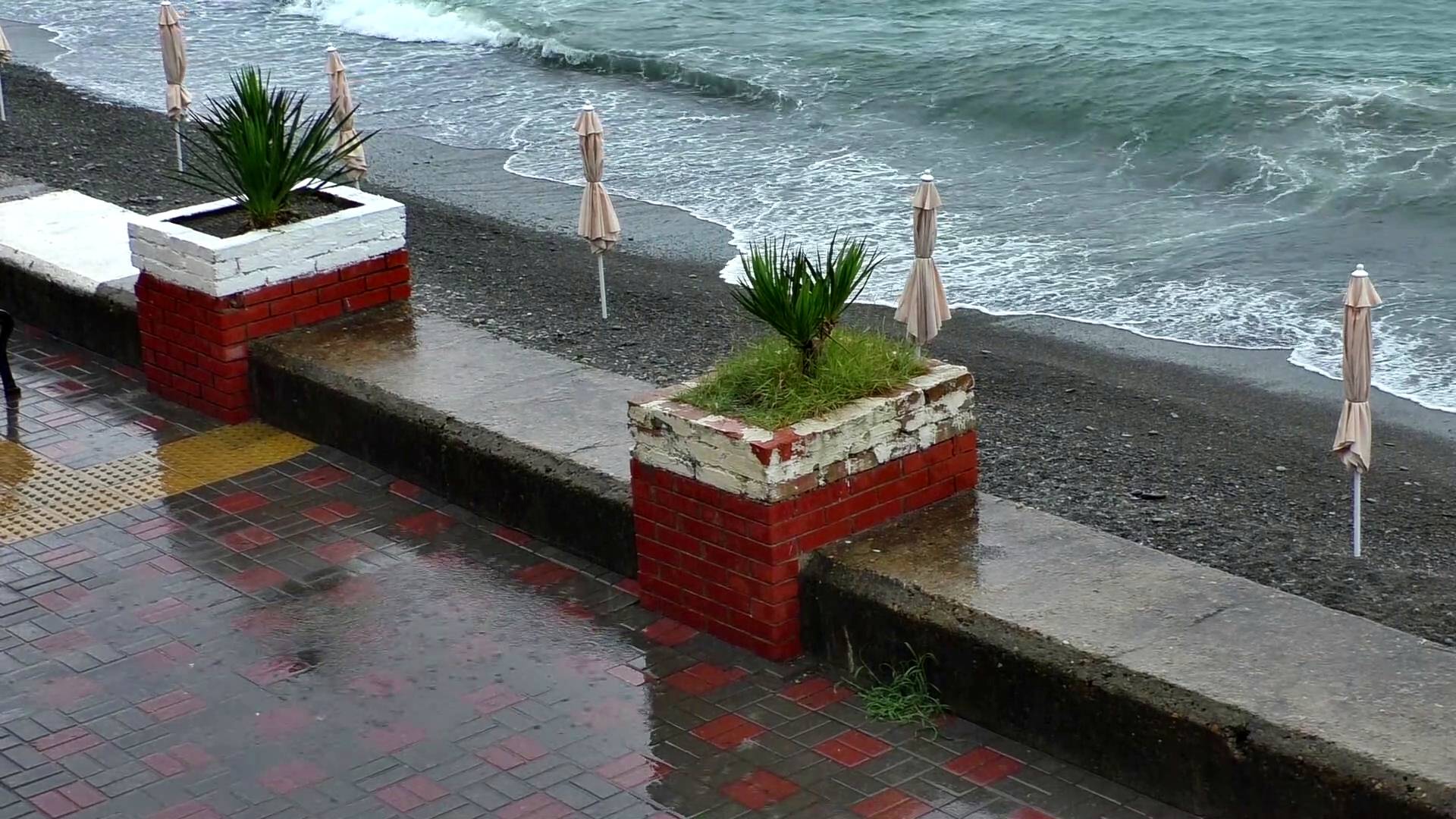 ЧТО-ТО МОРЕ ВСПОМНИЛОСЬ... МОРЯ ВАМ В ЛЕНТУ! Дождь и море. смотреть онлайн