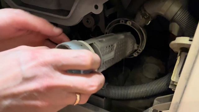 Как почистить фильтр стиральной машины Electrolux EWT0862IDW смотреть онлайн