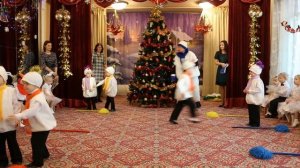 Танец снеговиков с метелками в младшей или средней группе