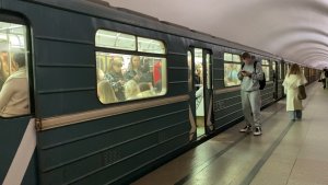 «Час пик в метро и пассажиры держащие двери» отправление 81-717.5М со станции Тверская