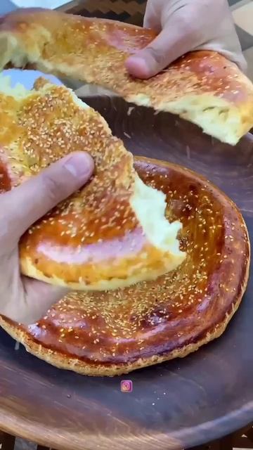 Горячая узбекская лепёшка каймак (сливки) и мёд. Ровшан Ходжиев. #provedu #uzbekiston #toshkent