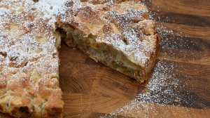 Шарлотка с яблоками, корицей и грецким орехом