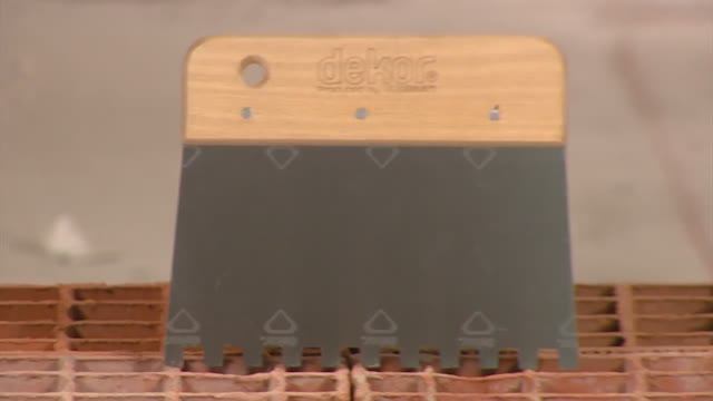 Шпатель зубчатый деревянная ручка DEKOR смотреть онлайн