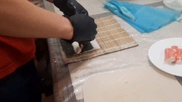 Суши (роллы) своими руками. Серия-4. Ролл на скорую руку рисом наружу. смотреть онлайн