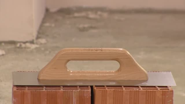 Гладилка зубчатая треугольный зуб пластиковая ручка DEKOR