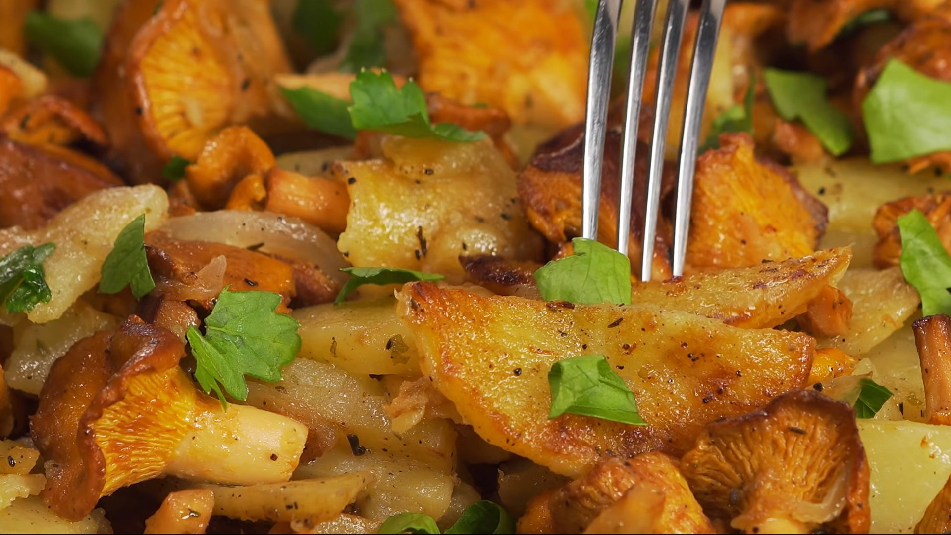 Жареный картофель с лисичками смотреть онлайн