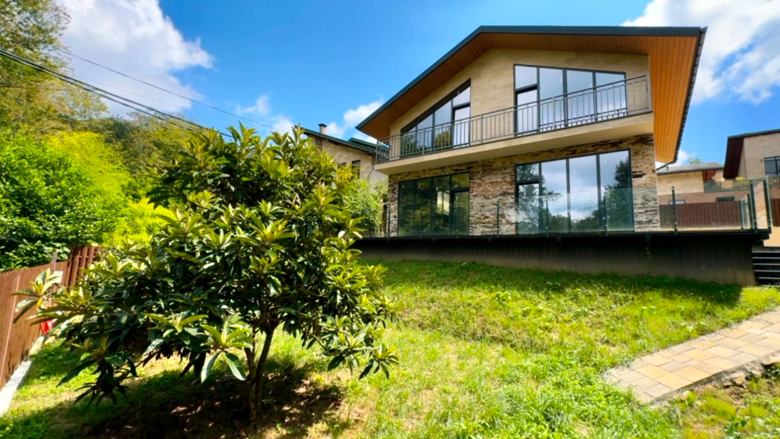 Дом в лесу. Дома в Сочи. Красивые дома в Сочи