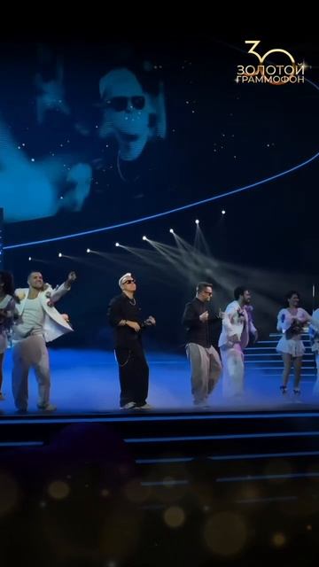 «Отпетые мошенники» исполнили свой хит «Люби меня, люби» — и зал подпевал хором! смотреть онлайн