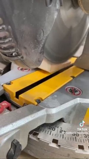 Наглядно показываю, как запилить наличник под 90°. Может кому пригодится