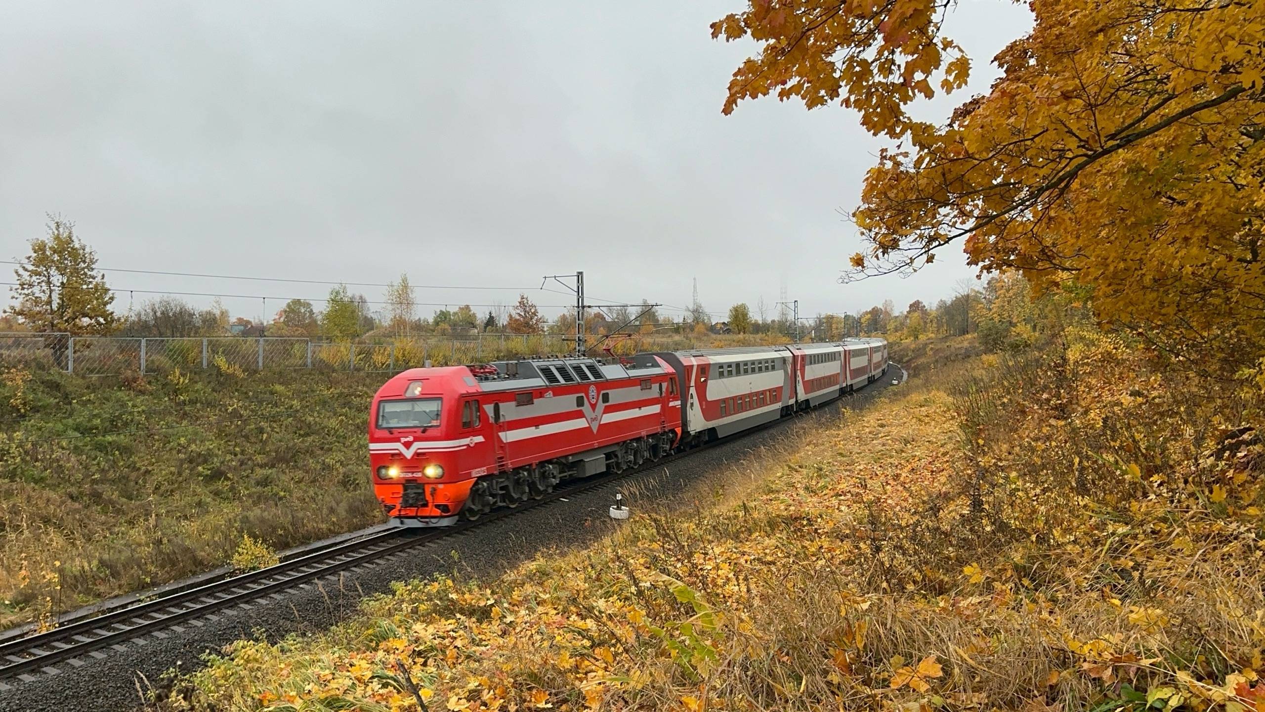 «Золотой осенью!» Электровоз ЭП2К-420 с пасс.поездом на перегоне, октябрь 2025 года смотреть онлайн