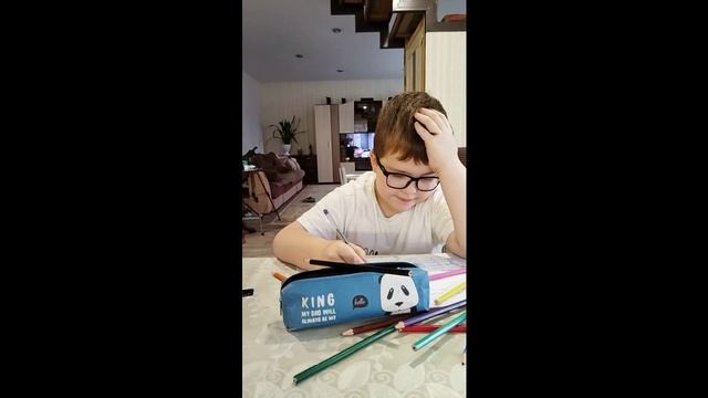 У ребенка каникулы. Злая бабушка заставляет писать. смотреть онлайн