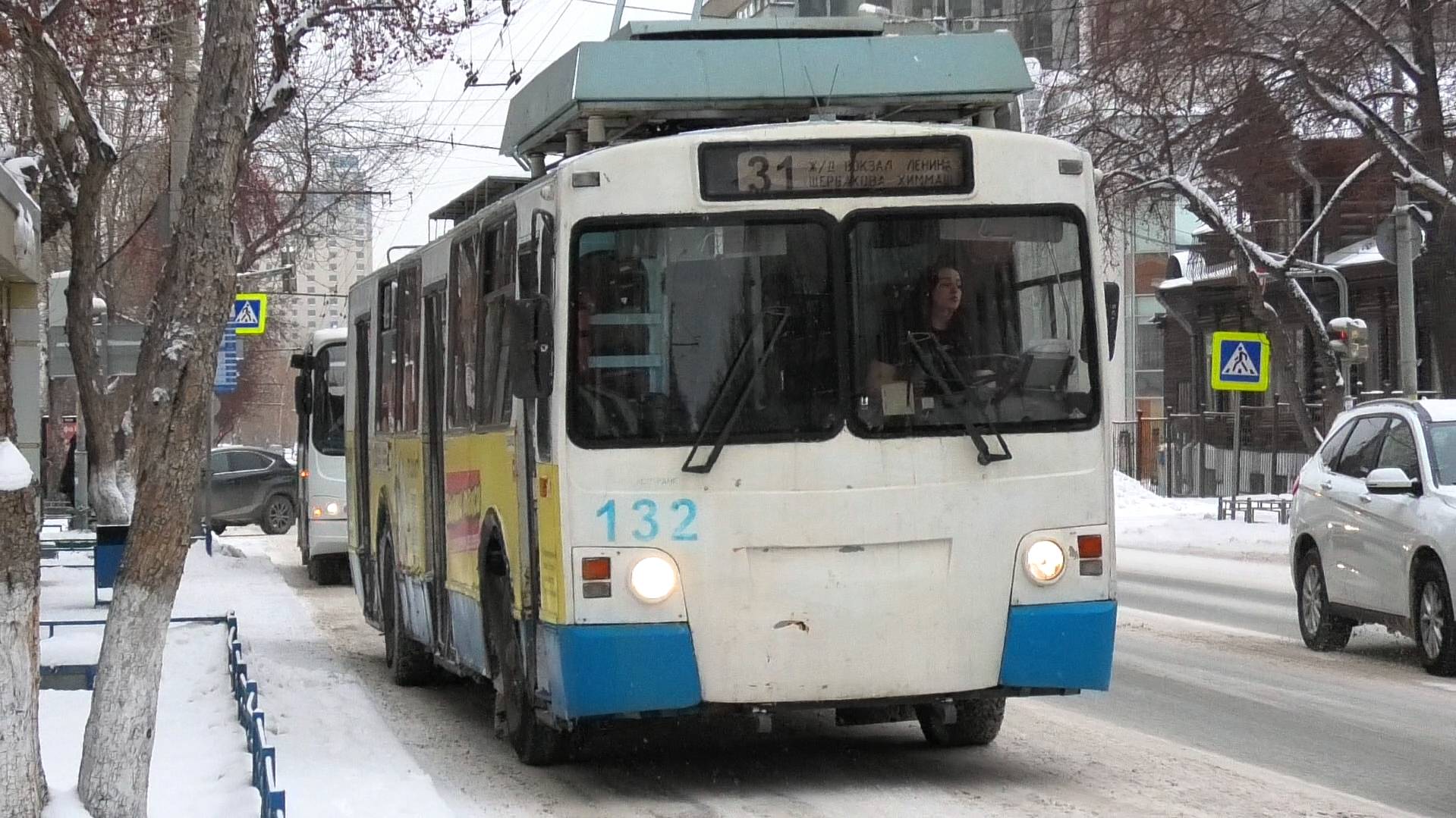 Троллейбус Екатеринбурга ЗиУ-682 КР Иваново №132 маршрут 1 на остановке "Карла Маркса" смотреть онлайн