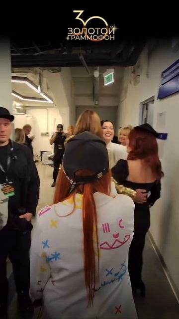 Вы когда-нибудь задумывались, а что происходит в закулисье масштабного шоу? смотреть онлайн