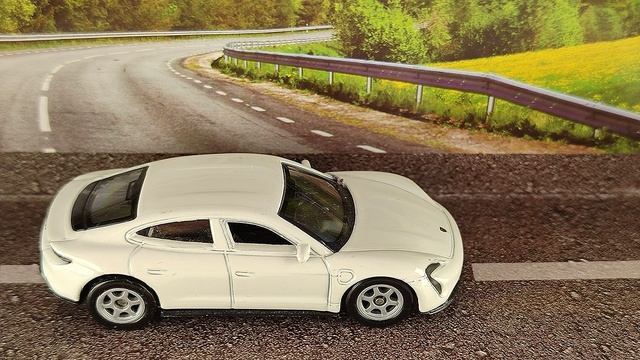 PORSCHE TAYCAN TURBO S смотреть онлайн