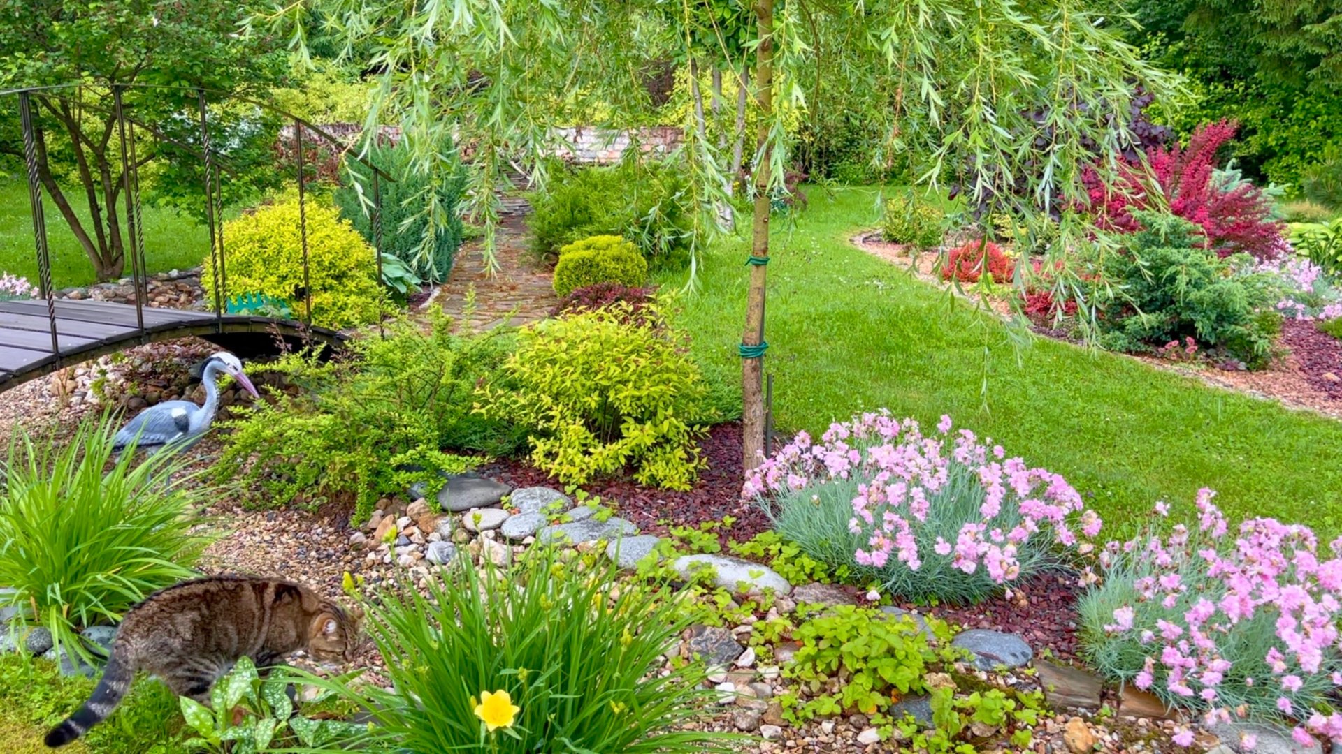 Ручей, дорожка и площадка с кострищем. Декоративность и функциональность. смотреть онлайн