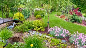 Ручей, дорожка и площадка с кострищем. Декоративность и функциональность.