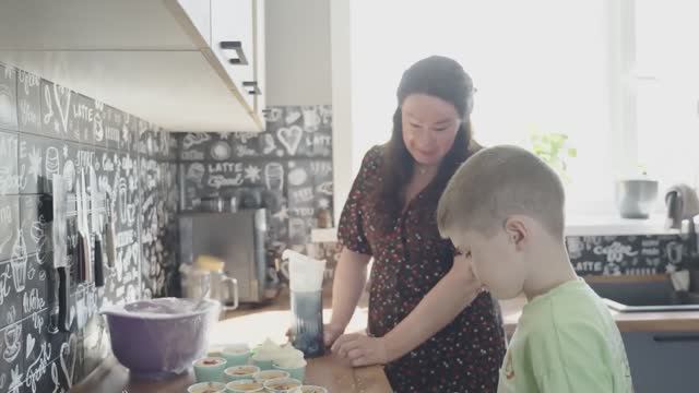 Одна на 300 тысяч: девушка-рыбка строит своё счастье в Хабаровском крае // Сильные люди смотреть онлайн