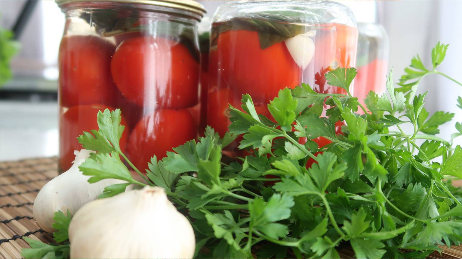 Маринованные помидоры с базиликом на зиму