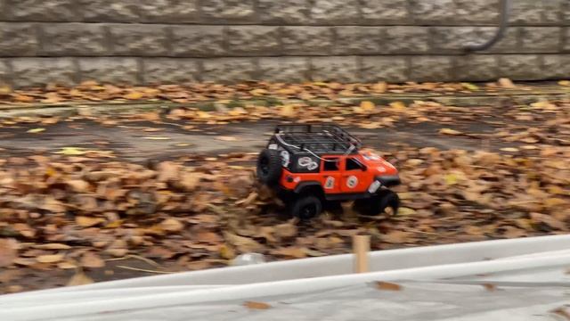 По листве #mn128 #малышнаджипе #offroadbaby #делаюгрязь #rc #offroad #rccar #jeep #jeepwrangler