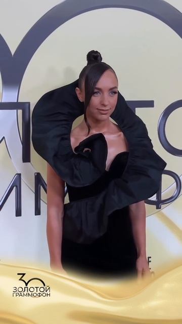 На красной дорожке Премии «Золотой Граммофон» появилась неподражаемая Мари Краймбрери! смотреть онлайн