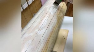 Белое масло для дерева для внутренних работ с карнаубским воском, нанесение состава на бревно