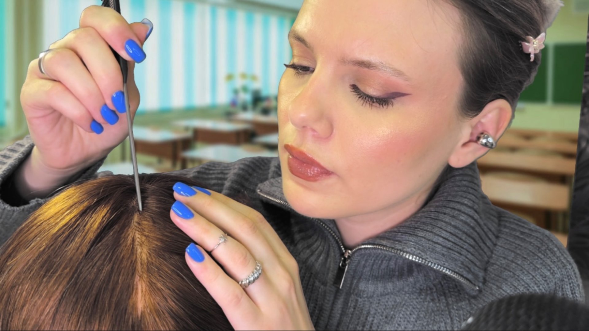 АСМР Проверка на вши от школьной медсестры смотреть онлайн