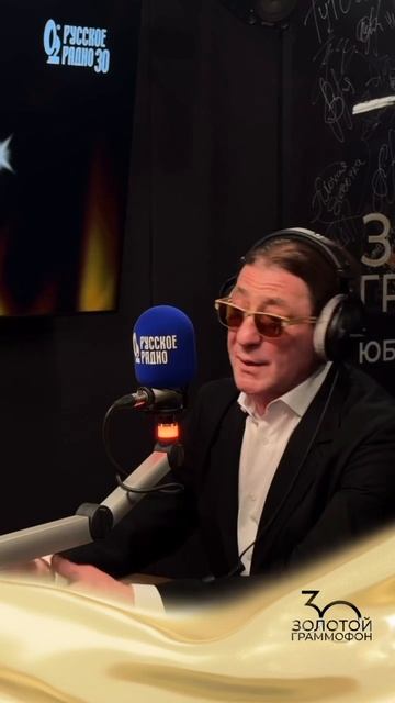 В выездной студии Русского Радио на Премии «Золотой Граммофон» — Григорий Лепс! смотреть онлайн