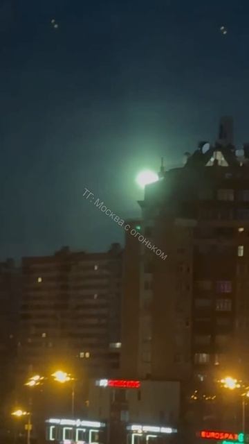 С неба падают не только беспилотники, но и по старинке метеориты🙃 смотреть онлайн