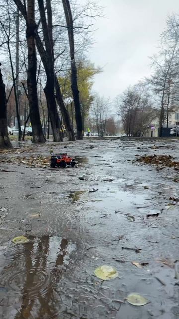 Под дождем #mn128 #малышнаджипе #offroadbaby #делаюгрязь #rc #offroad #rccar #jeep #jeepwrangler