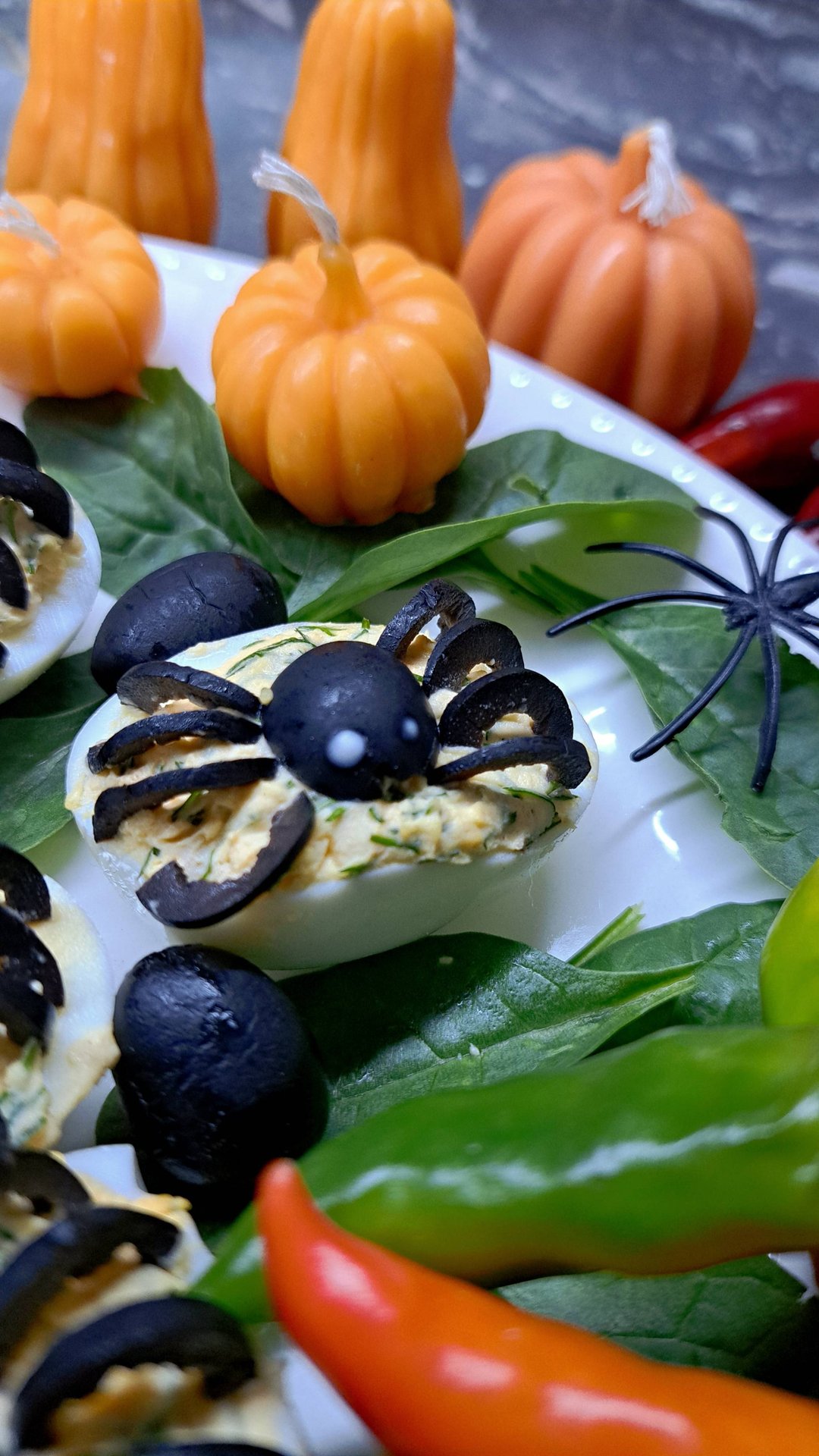 Фаршированные яйца с пауками! Бррррррр... Боюсь, боюсь! смотреть онлайн