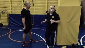 От удара ножом с захватом одежды или шеи.В.Н. Крючков