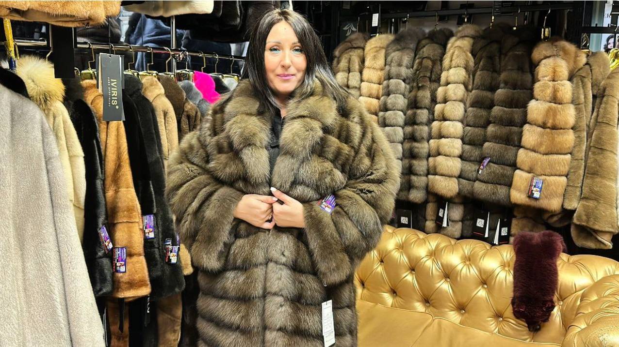 Обзор мехового салона на Садоводе Шубы у Романа (часть 1) смотреть онлайн