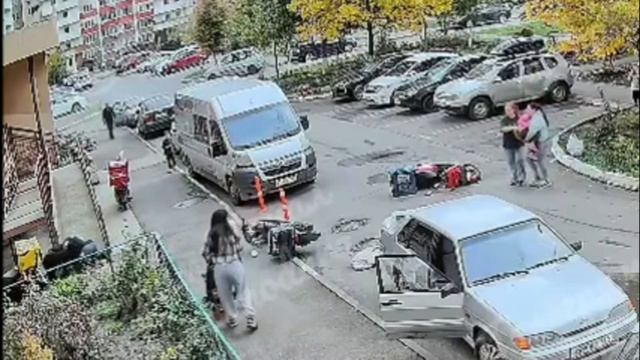 #Россия В Краснодаре курьер из службы доставки сбил девочку и был моментально избит отцом ребенка. смотреть онлайн
