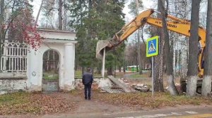В Волжске демонтируют исторический забор центрального парка