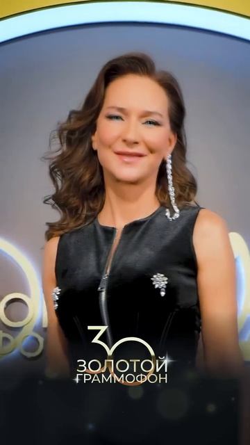 Елена Север на красной дорожке юбилейного концерта Премии «Золотой Граммофон»! смотреть онлайн