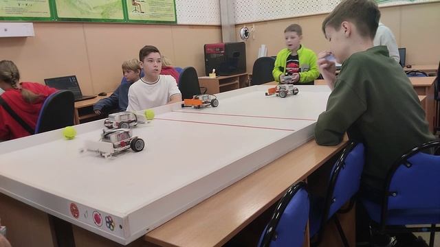 Управляемый теннис роботов 2025