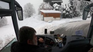 Поездка на автобусе по Альпам в снежный сезон.