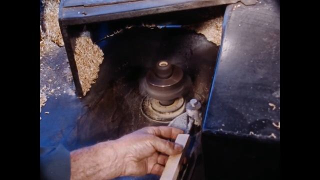 Внутри фабрики по обработке дерева. Старая школа. смотреть онлайн