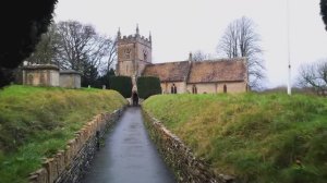 Живописная английская деревня под штормом и проливным дождем Котсуолдс, сельская местность Англии