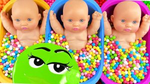 Мультики для детей. Объединяем разноцветные шарики и слайм в ванночках Смотреть мультики для малышей