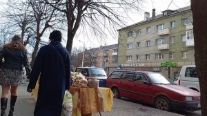 Женщина в пожилом возрасте в короткой юбке