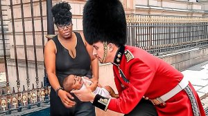 ЧТО ПРОИСХОДИТ КОГДА КОРОЛЕВСКИЕ ГВАРДЕЙЦЫ ПРОЯВЛЯЮТ МИЛОСЕРДИЕ