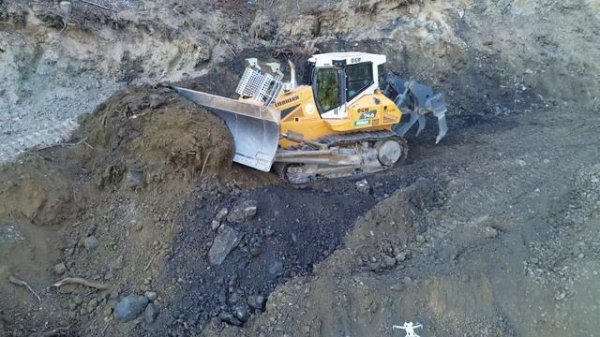 Liebherr 746 прокладывает дорогу в горах. Часть 8.
