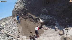 Строительство, шахтёры собирают и просеивают песок